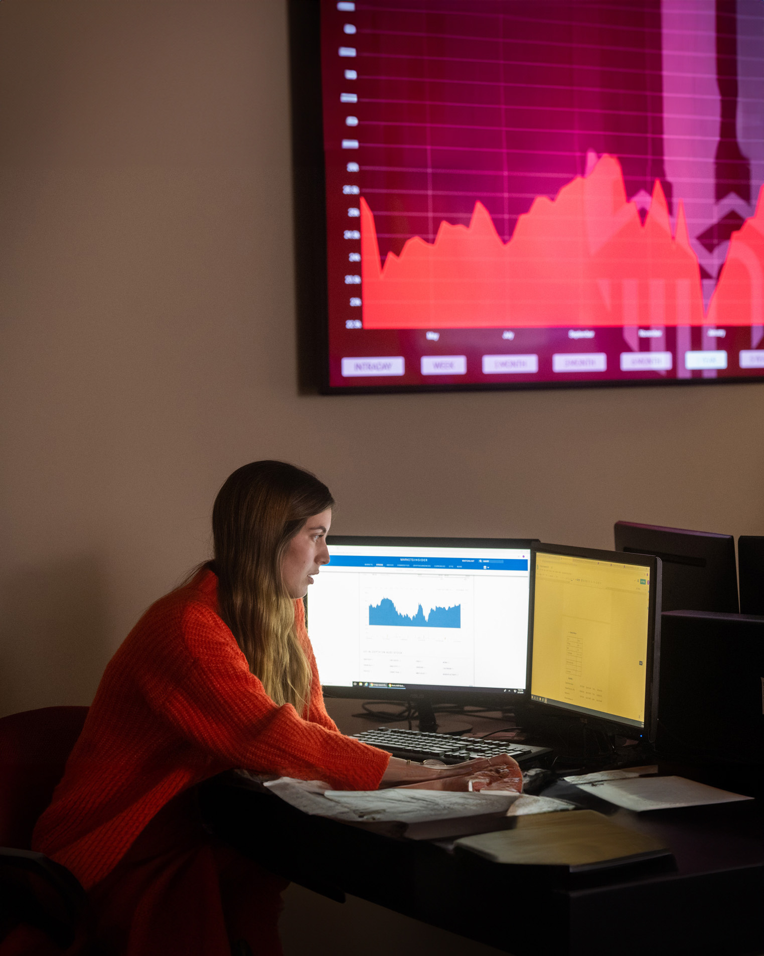A female student uses the bloomberg terminal