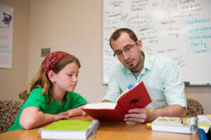 RS6365_JEM_2012_11_07_redingclinc-44 Teacher working with student on reading.